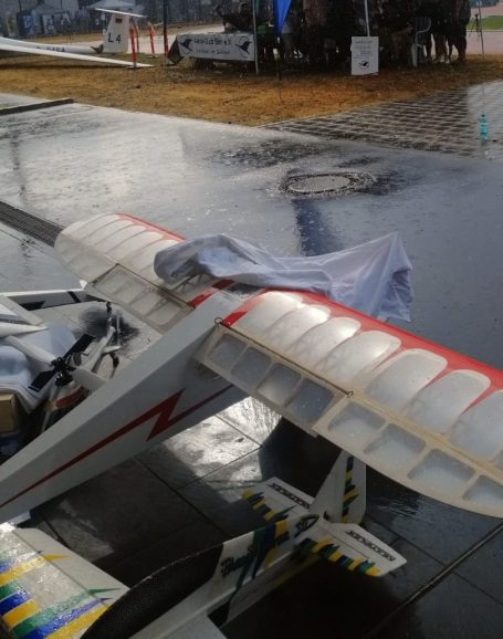 Flugzeugrumpf mit abgedecktem Tragflügel auf nasser Fläche.